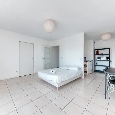 Guestready - Spacious Studio With Balcony In